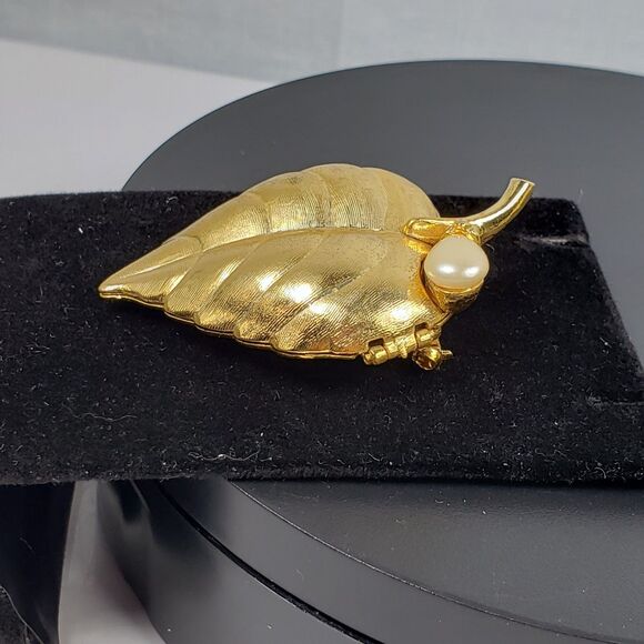 Vintage 1960s AVON Goldtone Faux Pearl On Leaf Creme Perfume Brooch (No Perfume) - Picture 7 of 16